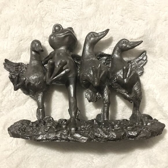 Can-Can Line Gunmetal Grey Frog + Ducks in A Row Garden Statue - Picture 1 of 12
